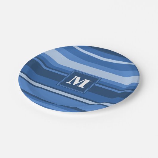 Monogramm blaue Streifen Pappteller (Schrägansicht)