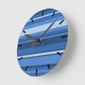 Monogramm blaue Streifen Runde Wanduhr (Winkel)