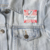 Monogramm-Brautparty-korallenroter Satin-Entwurf Button (Beispiel)