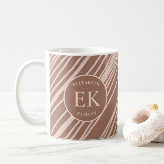 Monogramm Brown Abstrakt Kaffeetasse (Mit Donut)