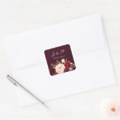 Monogramm Burgundy Marsala und Blush Floral Quadratischer Aufkleber (Umschlag)