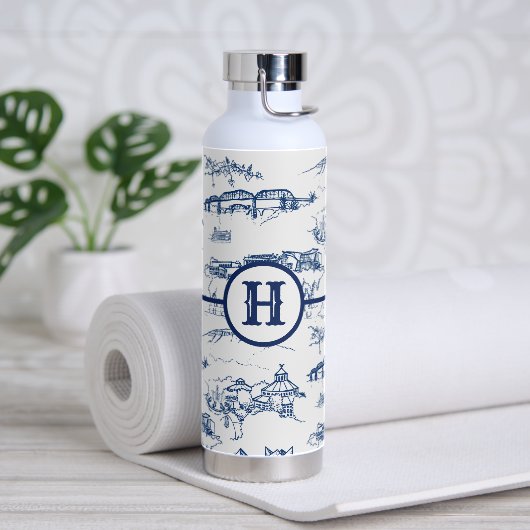 Monogramm Chattanooga Toile Blue Water Flasche (Yoga)