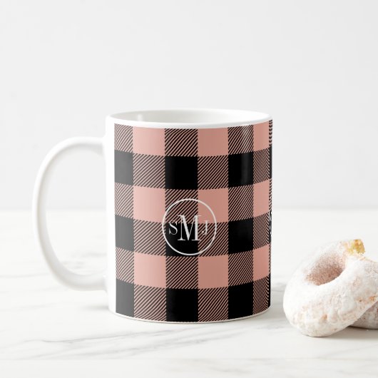 Monogramm Coral Pink Buffalo Kariert Kaffeetasse (Mit Donut)