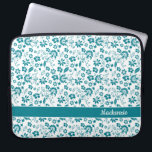 Monogramm der Aquamarinen tropischen Blume Türkis Laptopschutzhülle<br><div class="desc">Türkisfarbene Aquamarine tropische Blume Monogramm Laptop-Sieb. Einfach mit Text,  Schriftart und Farben anpassen. Erstellt von Zazzle pro Designer BK Thompson exklusiv für Cedar und String; bitte kontaktieren Sie uns,  wenn Sie Hilfe beim Design benötigen.</div>