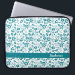 Monogramm der Aquamarinen tropischen Blume Türkis Laptopschutzhülle<br><div class="desc">Türkisfarbene Aquamarine tropische Blume Monogramm Laptop-Sieb. Einfach mit Text,  Schriftart und Farben anpassen. Erstellt von Zazzle pro Designer BK Thompson exklusiv für Cedar und String; bitte kontaktieren Sie uns,  wenn Sie Hilfe beim Design benötigen.</div>