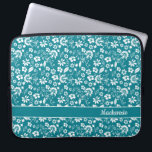 Monogramm der Aquamarinen tropischen Blume Türkis Laptopschutzhülle<br><div class="desc">Türkisfarbene Aquamarine tropische Blume Monogramm Laptop-Sieb. Einfach mit Text,  Schriftart und Farben anpassen. Erstellt von Zazzle pro Designer BK Thompson exklusiv für Cedar und String; bitte kontaktieren Sie uns,  wenn Sie Hilfe beim Design benötigen.</div>