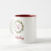 Monogramm der Familie Holiday Greenery Wreath Zweifarbige Tasse (Vorderseite Links)