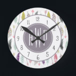 Monogramm der Federn und Pfeile Runde Wanduhr<br><div class="desc">Ein Geschenk mit einem Muster von Federn und Pfeilen. Personalisieren Sie Ihre Monografie.</div>
