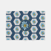 Monogramm der geometrischen Blume Fleecedecke (Vorderseite (Horizontal))