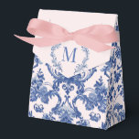 Monogramm der grandmillennialen Pink und Blue Dama Geschenkschachtel<br><div class="desc">Dieses weihnachtliche Gastgeschenk-Box-Design hat ein prächtiges,  großtausendjähriges Design mit einem marineblauen Damast-Muster auf einem rot-rosa Hintergrund. Es gibt einen Platz auf der oberen Klappe,  um Ihre Monogramm Initial. Vorder und Rückseite haben ein sich koordinierendes Damast-Muster.</div>
