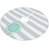 Monogramm der grauen und Aqua Preppy Stripes Polyester Weihnachtsbaumdecke (Schrägansicht)