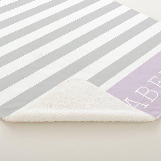 Monogramm der grauen und der Lilac-Streifen | Edit Sherpadecke (3/4)