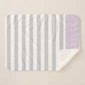 Monogramm der grauen und der Lilac-Streifen | Edit Sherpadecke (Vorderseite (Horizontal))