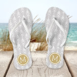 Monogramm der grauen und goldenen Pfeile Badesandalen<br><div class="desc">Maßgeschneiderte,  bedruckte Flop-Sandalen mit einem trendigen Pfeilmuster und einem eigenen Monogramm oder einem anderen Text in einem Kreis-Rahmen. Klicken Sie auf Anpassen,  um Schriftart und Farben zu ändern oder eigene Bilder hinzuzufügen,  um ein einzigartiges Design zu erstellen!</div>