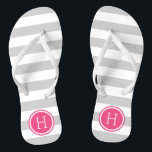 Monogramm der grauen und rosafarbenen Preppy-Strei Badesandalen<br><div class="desc">Maßgeschneiderte,  bedruckte Flop-Sandalen mit einem preppy-nautical-Stripe-Muster und einem eigenen Monogramm oder einem anderen Text in einem Circle-Rahmen. Klicken Sie auf Anpassen,  um Schriftart und Farben zu ändern oder eigene Bilder hinzuzufügen,  um ein einzigartiges Design zu erstellen!</div>