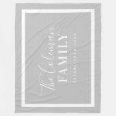 Monogramm der grauen und weißen Bauernfamilie Fleecedecke (Vorderseite)