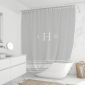 Monogramm der grauen und weißen Streifen Duschvorhang