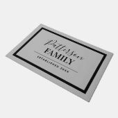 Monogramm der hellgrauen Familie Fußmatte (Schrägansicht)