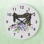 Monogramm der lila Vintagen Nähmaschine Große Wanduhr<br><div class="desc">Eine nähende thematische Uhr mit großen,  leicht lesbaren Ziffern. Gemustert in einer Vintagen,  schwarzen Nähmaschine auf hellgrauem Hintergrund. Gelegen mit einem üppigen Bouquet lila,  violetter Aquarellfarben-Blume und Ihrem ausgewählten Monogramm. Editieren Sie einfach den Text des Monogramms in der Schaltfläche "Personalisieren". Ihre Wahl von rund oder quadratisch.</div>