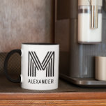 Monogramm der Minimalistischen Noveltafeln Tasse<br><div class="desc">Ein moderner Streifen Stil beliebter Schriftart für ein Monogramm. Erstellen Sie Ihr eigenes Monogramm für ihn. Ein minimalistisches Geschenk für Ihren Trauzeuge.</div>