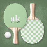 Monogramm der Retro-Signatur geprüft Tischtennis Schläger<br><div class="desc">Aktualisieren Sie Ihr Tischtennis-Spiel mit unseren Tischtennispongpaddeln, die vorne ein fett formatiertes Retro-Monogramm und ein Signatur-Script-Namensüberlagerungen enthalten, gepaart mit einem passenden Schachbrettprint auf der Rückseite. Diese Paddels sind sowohl für Stil als auch für Leistung konzipiert und bieten eine hervorragende Griffigkeit, Kontrolle und Haltbarkeit, um Ihr Spiel zu verbessern. Das lebendige,...</div>
