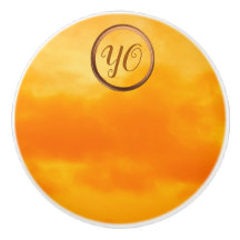 Monogramm der warmen gelben Orangenwolken-Foto