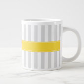 Monogramm des Ananas, grau, weiß Streifen Jumbo-Tasse (Rechts)