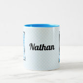 Monogramm des blauen Bären des Kid's Name Zweifarbige Tasse (Mittel)