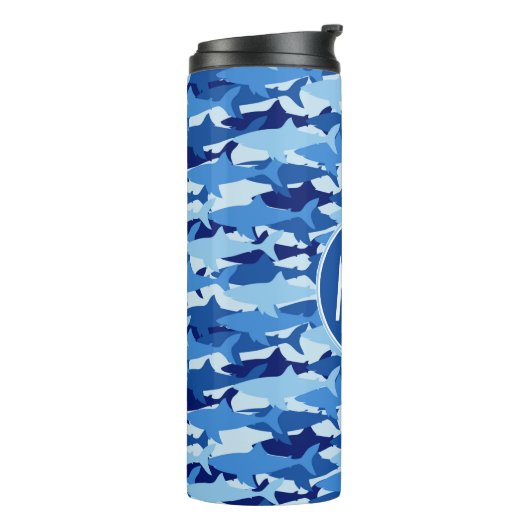 Monogramm des blauer Haifisch-Muster-| Thermosbecher (Nach links gedreht)