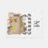 Monogramm des Blumenkartons für Aquarellbauern Fleecedecke (Vorderseite (Horizontal))