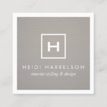 Monogramm des Box-Logos auf grauem Linen/weißem Ra