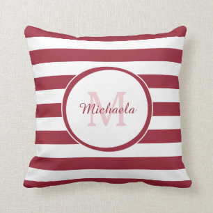 Monogramm des Designers mit fetten Streifen und ro Kissen