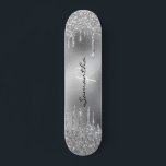 Monogramm des Glitzer für Silberfolie Skateboard<br><div class="desc">Dieses Design kann personalisiert werden, indem Sie die Option Anpassen auswählen, um Text hinzuzufügen oder andere Änderungen vorzunehmen. Wenn dieses Produkt die Möglichkeit hat, das Design auf einen anderen Gegenstand zu übertragen, stellen Sie bitte sicher, dass das Design bei Bedarf angepasst wird. Kontaktieren Sie mich unter colorflowcreations@gmail.com , wenn Sie...</div>