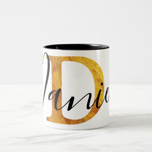 Monogramm des Gold"D" mit personalisiertem Namen Zweifarbige Tasse (Mittel)