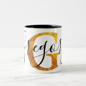 Monogramm des Gold"G" mit personalisiertem Namen Zweifarbige Tasse (Mittel)
