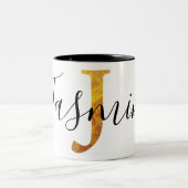 Monogramm des Gold"J" mit personalisiertem Namen Zweifarbige Tasse (Mittel)