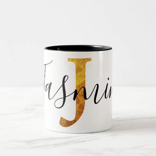 Monogramm des Gold"J" mit personalisiertem Namen Zweifarbige Tasse (Mittel)