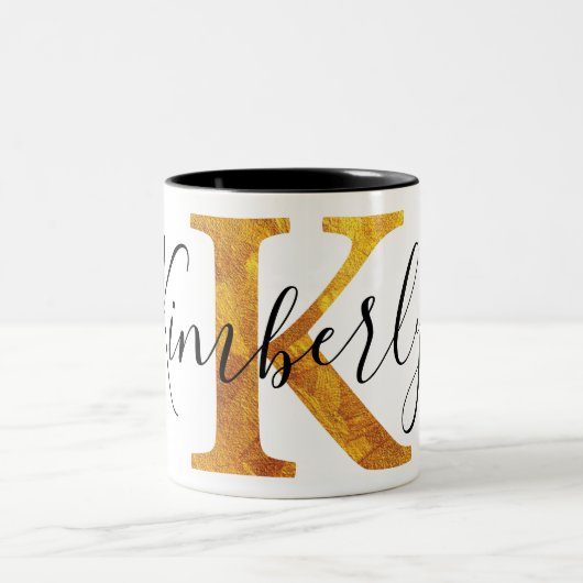 Monogramm des Gold"K" mit personalisiertem Namen Zweifarbige Tasse (Mittel)