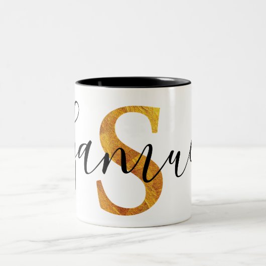 Monogramm des Gold"S" mit personalisiertem Namen Zweifarbige Tasse (Mittel)