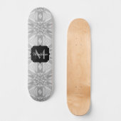 Monogramm des grauen Schwarz-weißen Mosaikdreiecks Skateboard (Vorderseite)