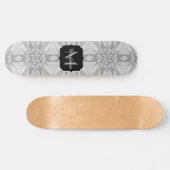 Monogramm des grauen Schwarz-weißen Mosaikdreiecks Skateboard (Horizontal)