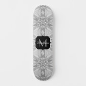 Monogramm des grauen Schwarz-weißen Mosaikdreiecks Skateboard (Vorderseite)