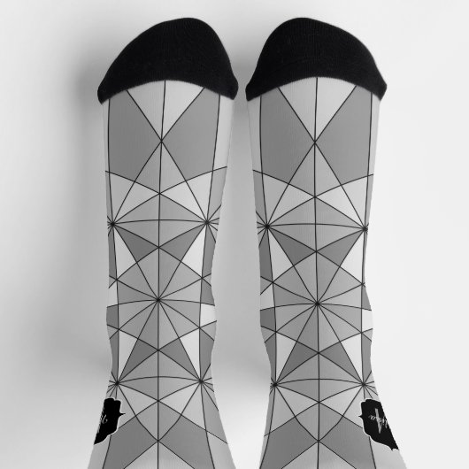 Monogramm des grauen Schwarz-weißen Mosaikdreiecks Socken (Oben)