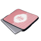 Monogramm des hellrosa Hahnentrittmusters mit Name Laptopschutzhülle (Vorne Knopf)
