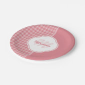 Monogramm des hellrosa Hahnentrittmusters mit Name Pappteller (Schrägansicht)