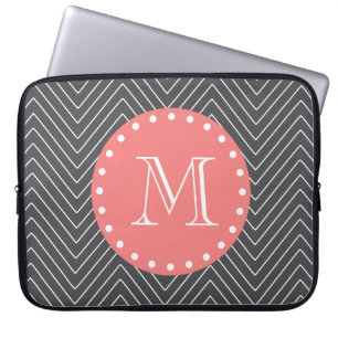 Monogramm des Holzkohlen-korallenrotes Zickzack Laptopschutzhülle