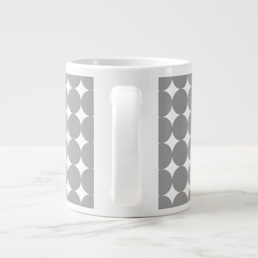 Monogramm des modernen grauen Kreises Jumbo-Tasse (Rückseite)