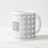 Monogramm des modernen grauen Kreises Jumbo-Tasse (Vorderseite Rechts)