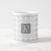 Monogramm des modernen grauen Kreises Jumbo-Tasse (Vorderseite)