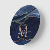 Monogramm des modischen Navy Blue Gold Agate Geode Runde Wanduhr (Winkel)